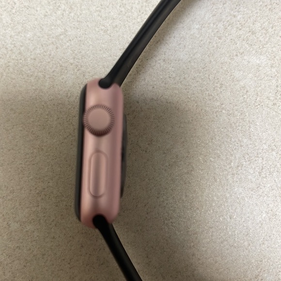 Needs to go ASAP 38mm Apple Watch face Series 2 in rose gold - Picture 4 of 5